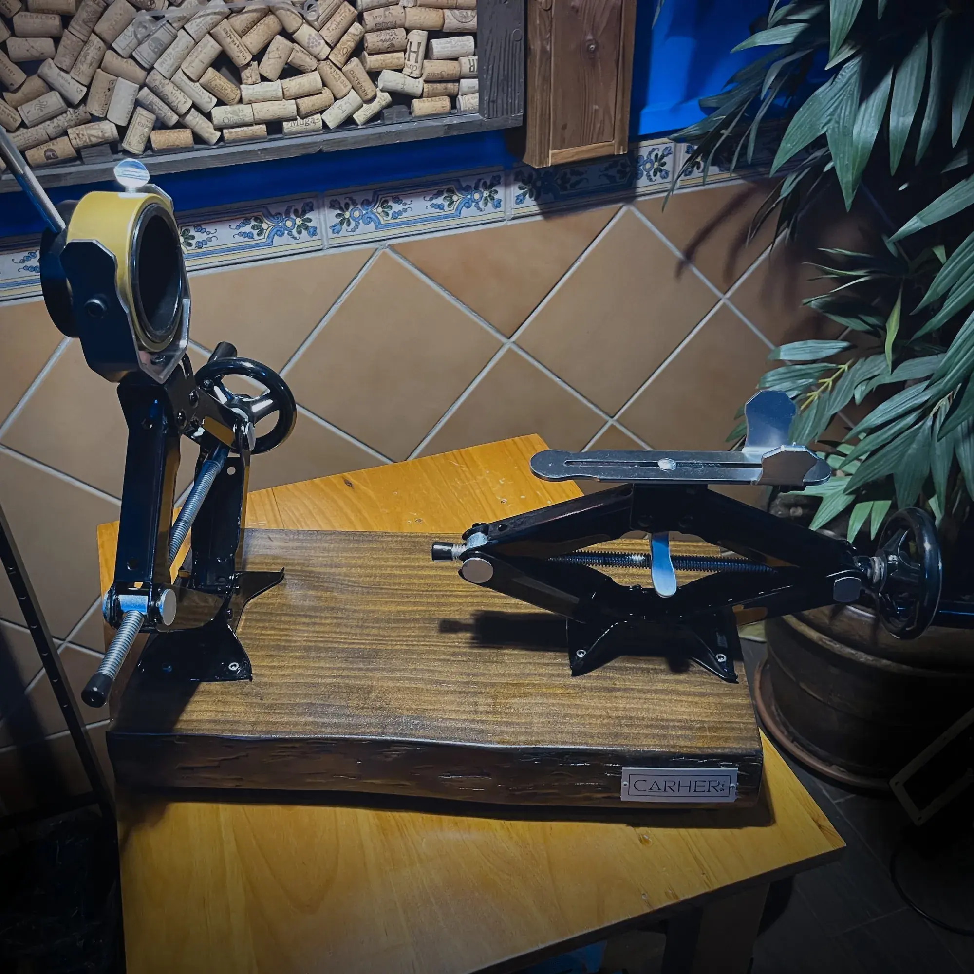 Jamonero Carher94 en acabado negro, sin jamón, sobre su base de madera encima de una mesa