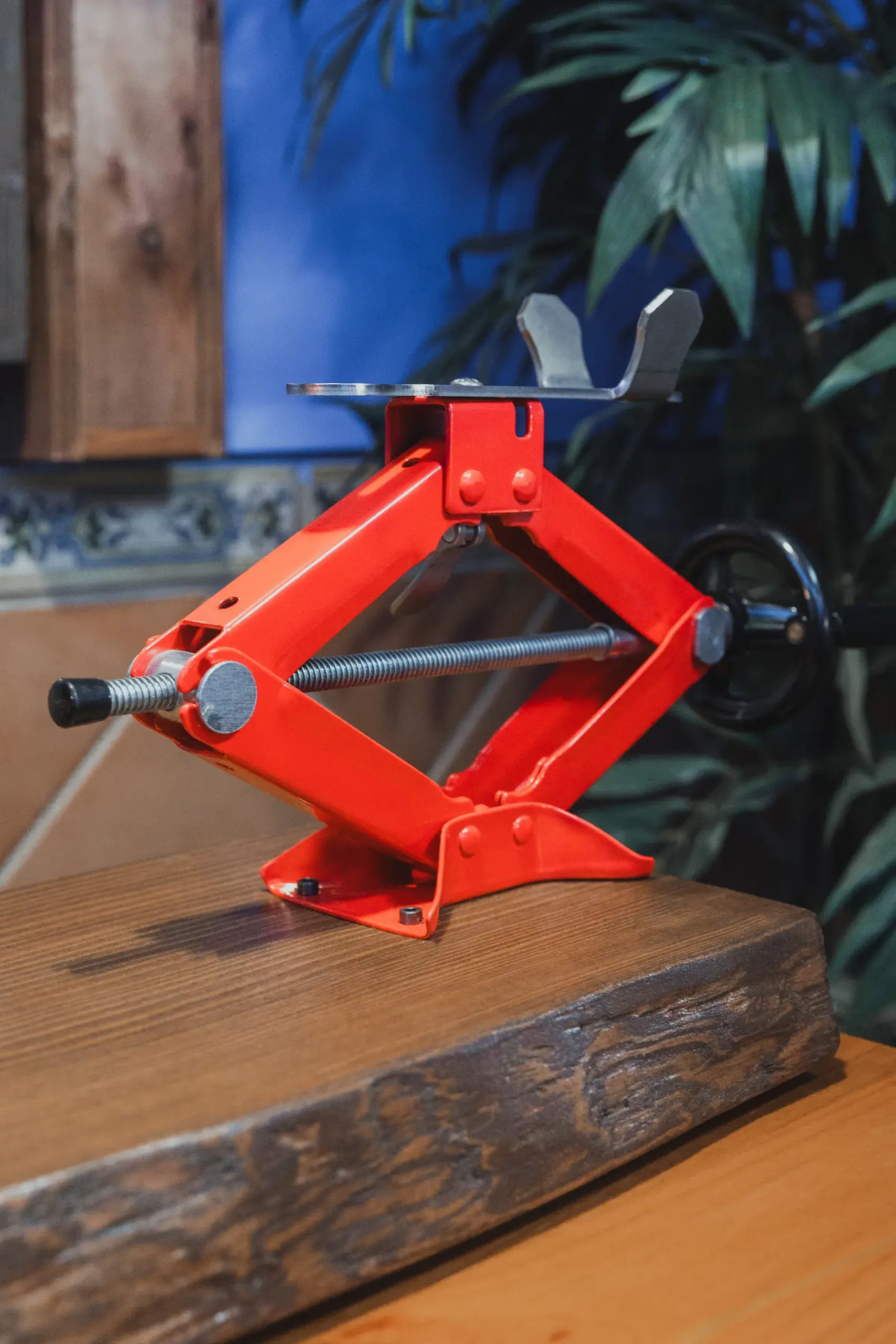 Soporte rojo sobre una base de madera oscura de aspecto rústico